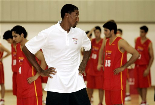 图文:[NBA]篮球无疆界在沪举行 皮蓬观察小球员
