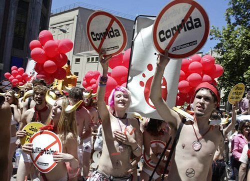 西班牙裸体抗议奔牛节(组图)