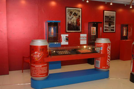 图文：第13届收藏博览会在京开幕 可口可乐展品