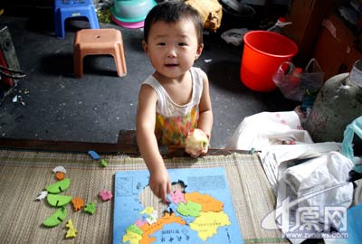 2岁女童能记800多英语单词 知百余国家首都(图