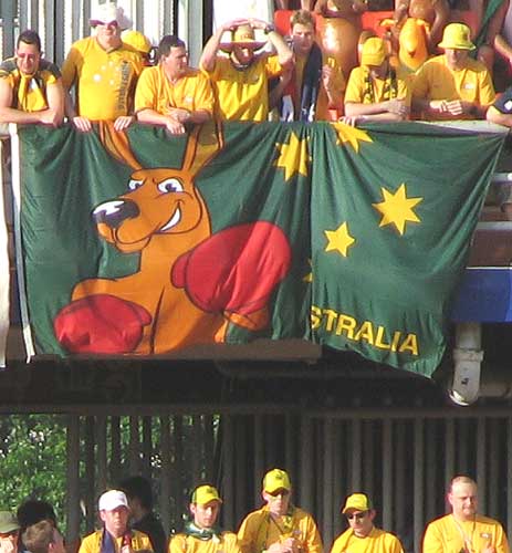 图文:[亚洲杯]澳洲VS阿曼 澳大利亚助威团