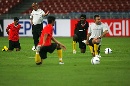 图文:[亚洲杯]大马训练备战中国 队员压腿训练