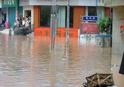 四川渠县遭遇洪灾袭击 城区水深达10余米(组图
