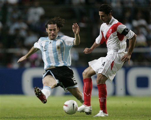 图文：阿根廷4-0秘鲁 中锋玩防守