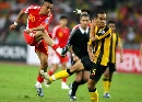 图文:[亚洲杯]中国5-1马来西亚 护腿板踢飞