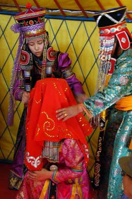 新娘夏淑娟在蒙古包内进行分发出嫁仪式。