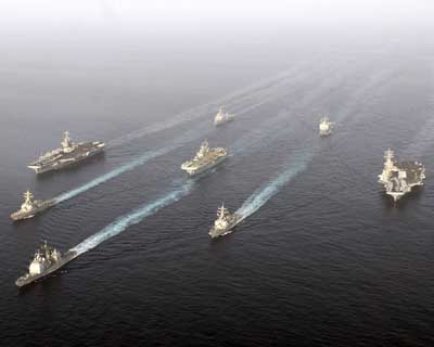 资料图片:美国海军航母编队在海湾演习