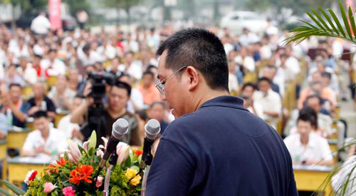 中国首位公推直选乡镇党委书记接受群众质询