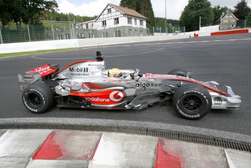 图文:[f1]斯帕赛道试车首日 汉密尔顿驶出弯道