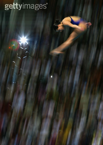 创意体育图集-运动员起跳后在空中动作的瞬间