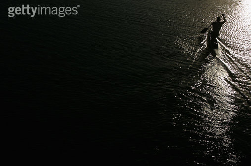 创意体育图集-一位运动员划艇时的背影