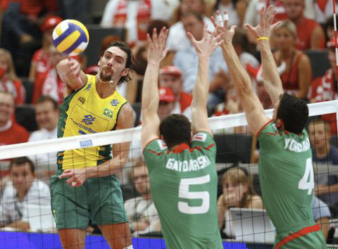 图文:世界男排联赛总决赛 巴西球员跃起扣球