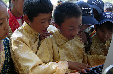 拉萨的孩子们围在家悦电脑前