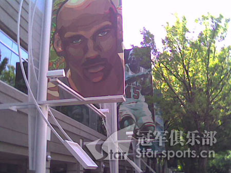 图文 中国男篮参观耐克总部乔丹巨幅画像 搜狐体育