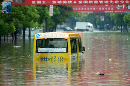 图文:湖北京山遭遇暴雨 公交车被困在积水中