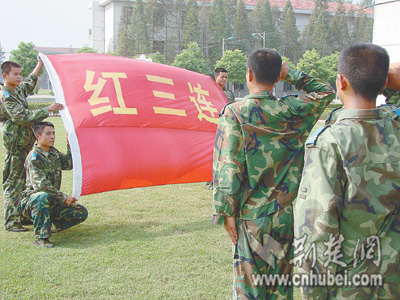 (走进驻鄂英雄部队)红军传人--访空降兵某部红三连(图