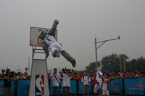 图文:安利纽崔莱少年nba北京站 sly大风车灌篮