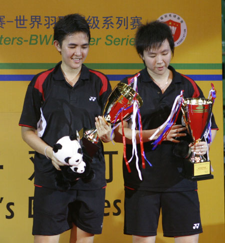 图文：印尼组合击败中国女双夺冠  端详冠军奖杯