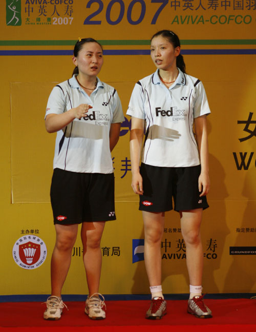 图文：印尼组合击败中国女双夺冠  还在探讨比赛