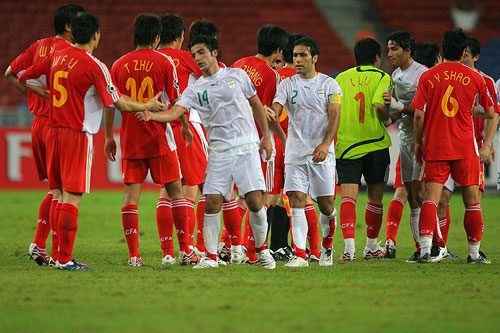 图文:[亚洲杯]中国2-2伊朗 中伊握手言和-搜狐体育