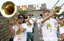 图文：国际青少年登长城吹响奥运号角 共奏乐章
