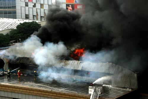 南京中央门金桥市场西楼发生火灾