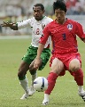 图文:[亚洲杯]印尼VS韩国 金珍圭对抗埃利