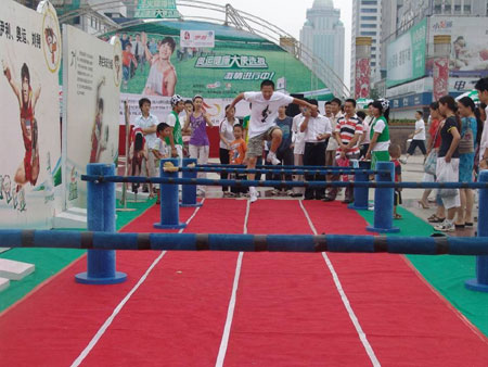 伊利奥运健康中国行武汉现场 跨越自我