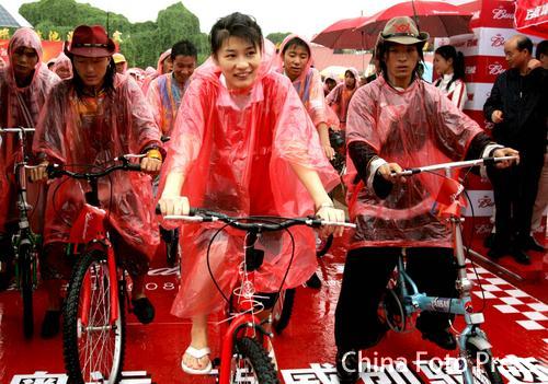 图文：万人骑行迎奥运 全国巡游仪式在昆明启动