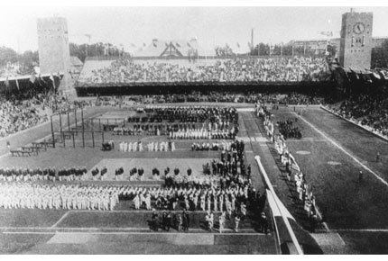1912年，斯德哥尔摩开幕式上，各代表团列队入场全景