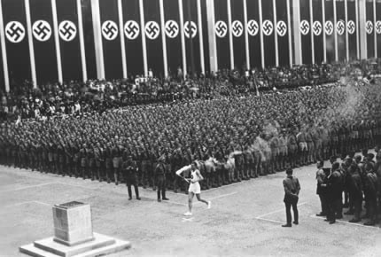 组图:1936年柏林奥运会 奥委会和希特勒入场