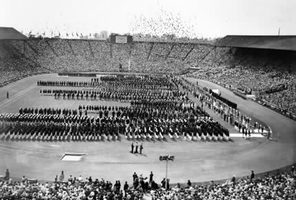 1948年7月29日伦敦奥运会开幕式上，包括各代表团和放鸽子的体育馆全景