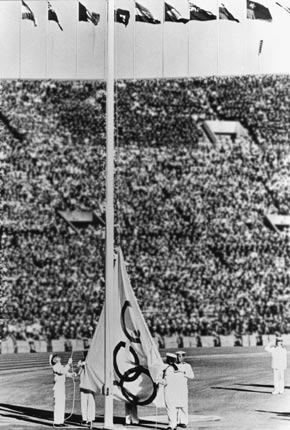 东京奥运会开幕式上升奥运会旗