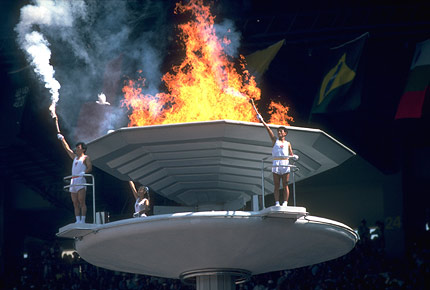 汉城奥运会开幕式，火炬手点燃奥运圣火
