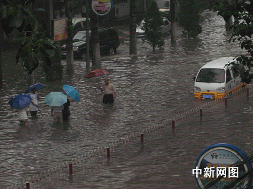 山西运城出现30年未遇大暴雨 市区一片汪洋(图)