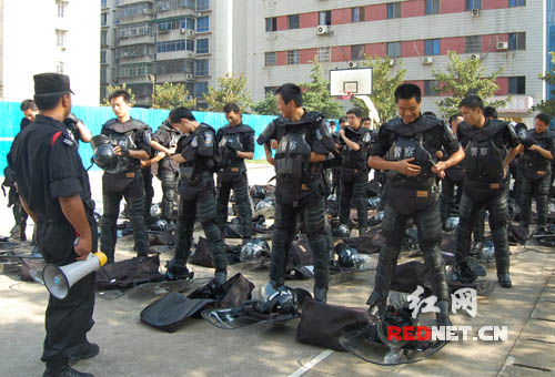 演练前特警队员穿戴防暴服