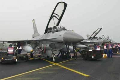 台湾空军f-16a战机准备演练公路起降