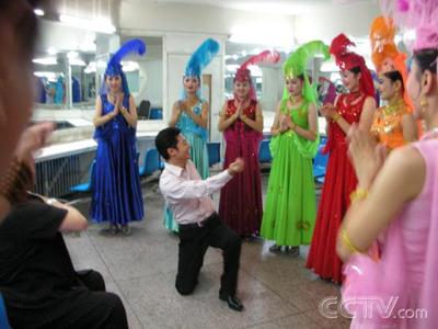 《平安中国》新疆开机录制 小撒学民族舞蹈(图
