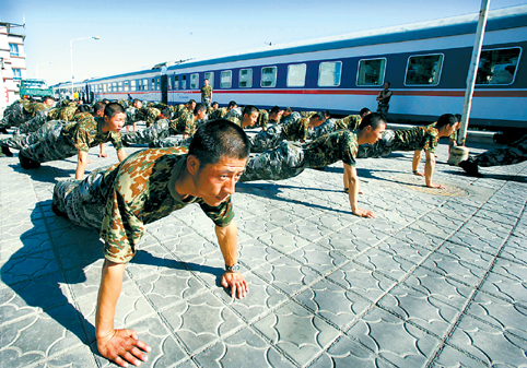 学习,体能锻炼以及应急警戒训练,让列车变成"奔跑的军营",以保证在近