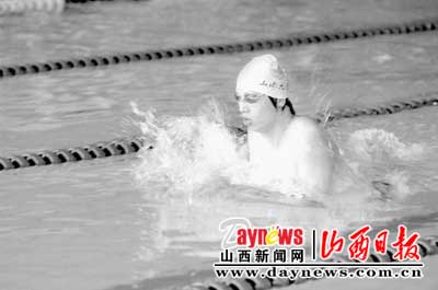 薛瑞鹏获全国大学生运动会200米蛙泳金牌…(图