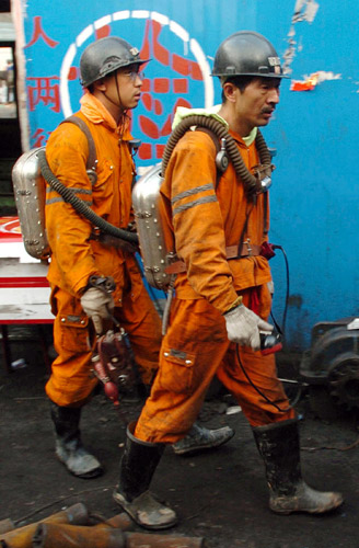 7月23日，兴县魏家滩镇煤矿救援人员从矿区经过。
