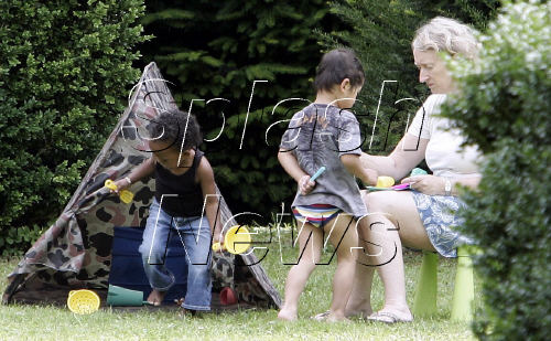 组图:茱莉皮特带孩子游法国古堡花园内秀温馨
