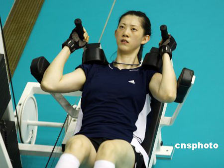 图文:中国女排公开训练 力量练习刻苦又枯燥