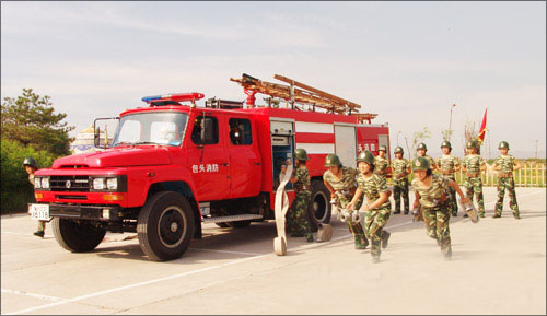 全国首支女子消防中队成立(图)