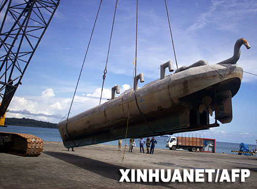 哥伦比亚警方截获一走私毒品潜水艇(组图)