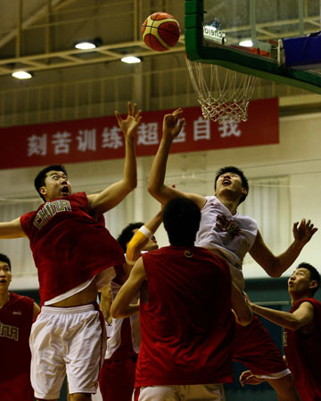 图文:[男篮]国家队封闭训练 大郅争抢篮板