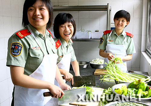 7月26日,女兵们正在炊事班帮厨,在家是"独苗苗"的女兵,在部队"吃喝拉