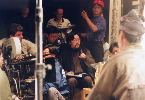 1992《暗恋桃花源》电影影拍摄现场（中为赖声川，左侧镜头后为杜可风）