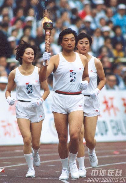 图文：1990年北京亚运会 许海峰作为火炬手领跑