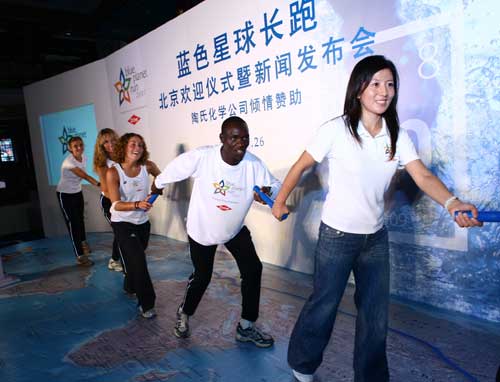 跑者和奥运冠军杨扬在一起